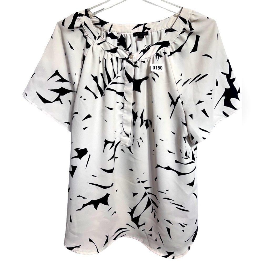 Ann Taylor Lightweight Flowy Short Sleeve Summer Top.  Size M